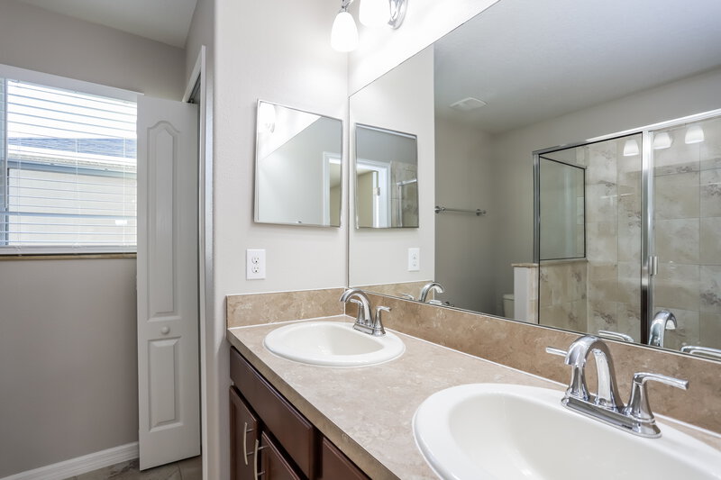 2,355/Mo, 1049 Seminole Sky Dr Ruskin, FL 33570 Main Bathroom View
