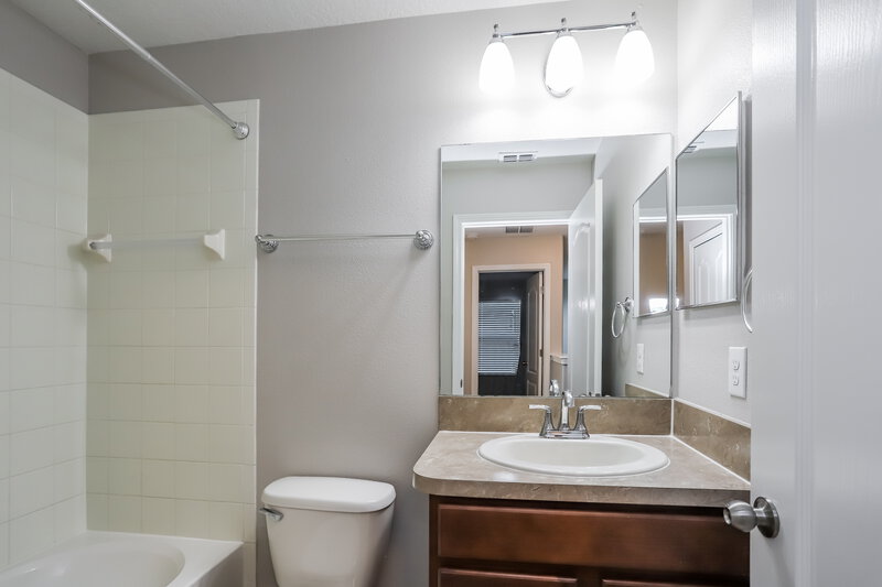 2,355/Mo, 1049 Seminole Sky Dr Ruskin, FL 33570 Bathroom View