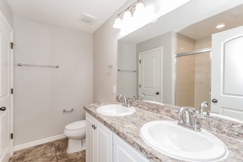 2,125/Mo, 10617 Laguna Plains Dr Riverview, FL 33578 Main Bathroom View