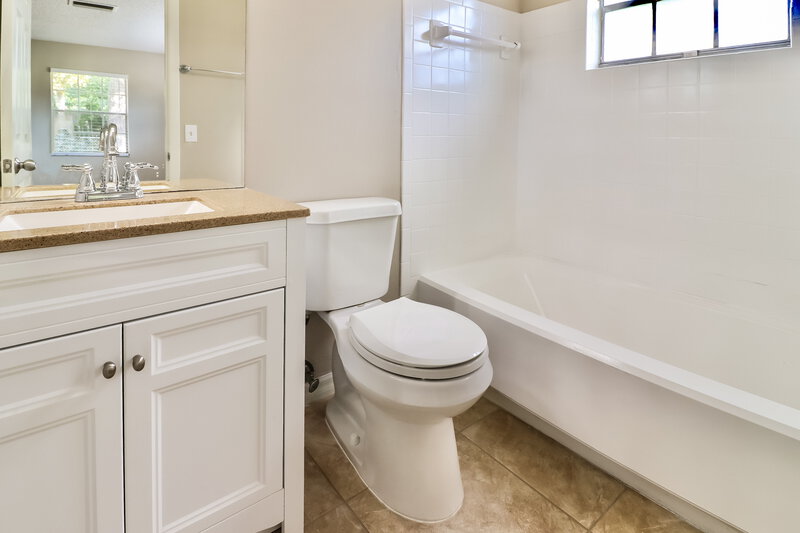 1,710/Mo, 9349 Regatta St Spring Hill, FL 34608 Main Bathroom View