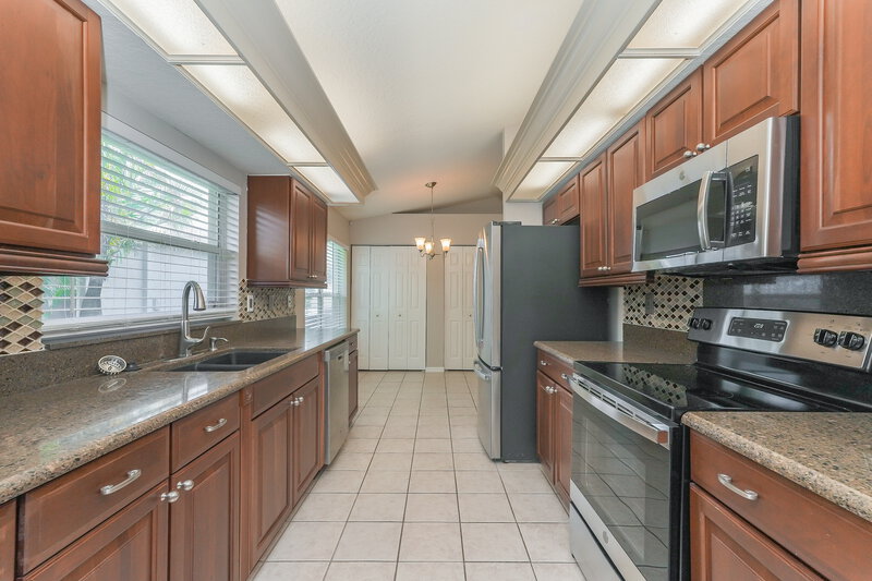 2,435/Mo, 1735 Wakefield Dr Brandon, FL 33511 Kitchen View