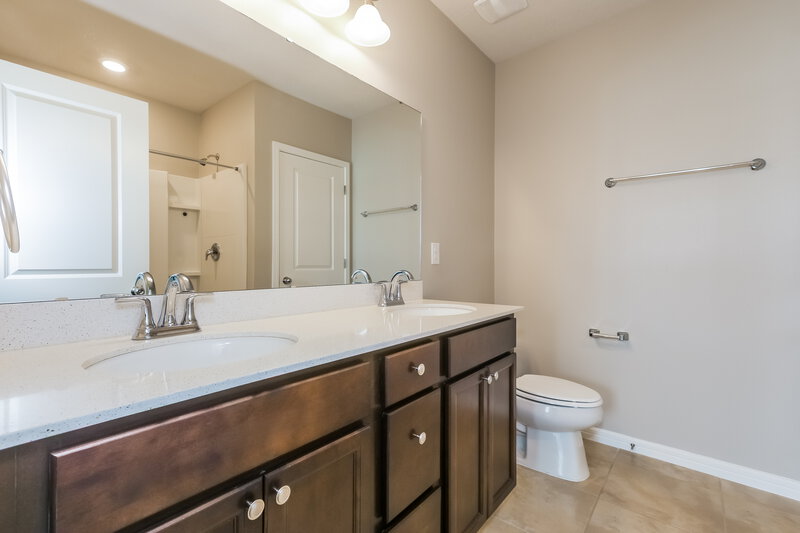 1,970/Mo, 913 Coastal Hammock Ave Ruskin, FL 33570 Main Bathroom View