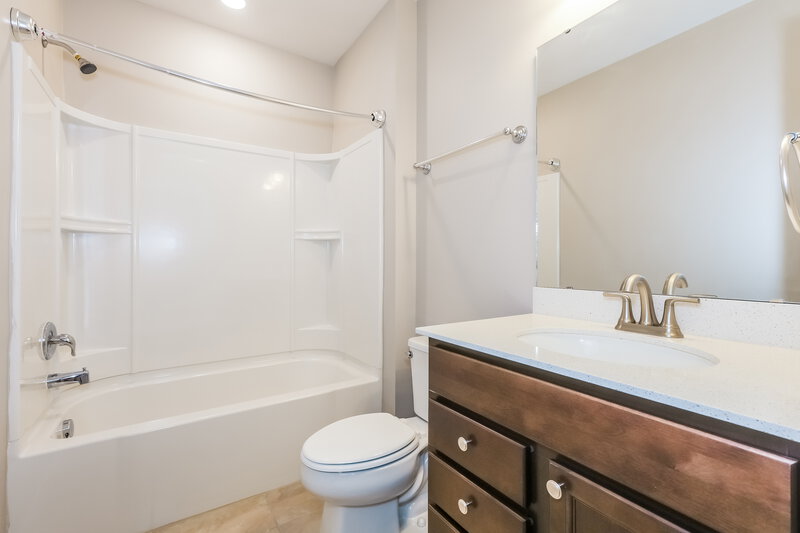 1,970/Mo, 913 Coastal Hammock Ave Ruskin, FL 33570 Bathroom View