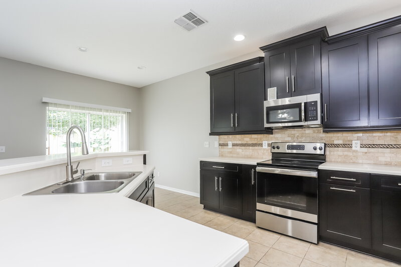 2,270/Mo, 817 Parsons Pointe St Seffner, FL 33584 Kitchen View