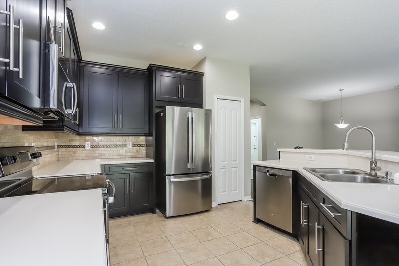 2,270/Mo, 817 Parsons Pointe St Seffner, FL 33584 Kitchen View 2