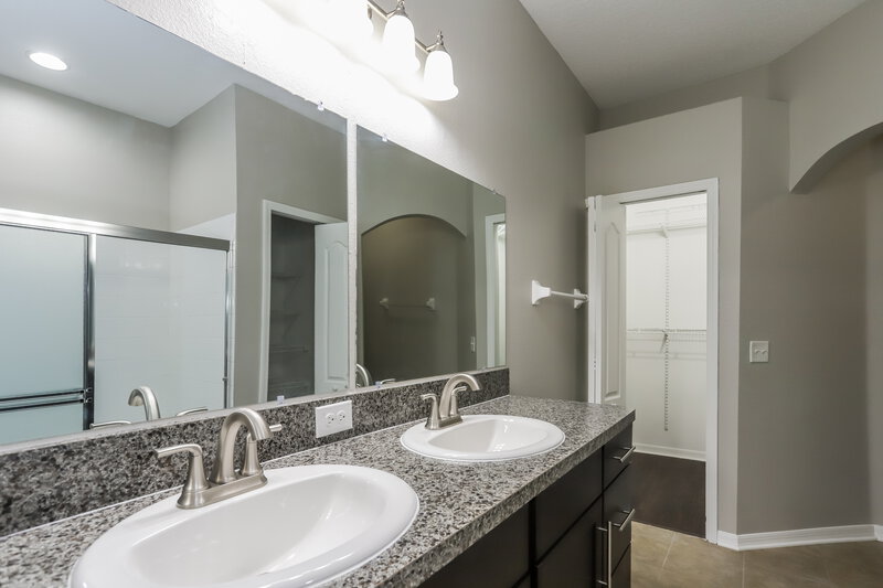 2,270/Mo, 817 Parsons Pointe St Seffner, FL 33584 Main Bathroom View