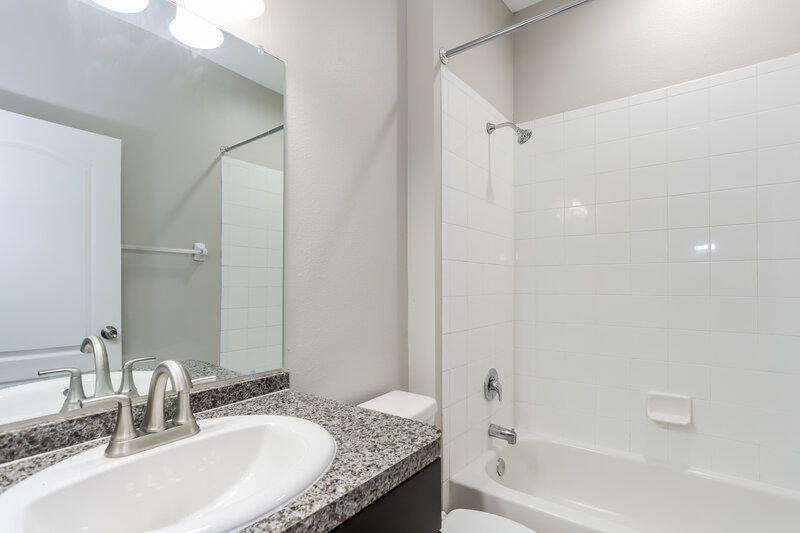 2,270/Mo, 817 Parsons Pointe St Seffner, FL 33584 Bathroom View