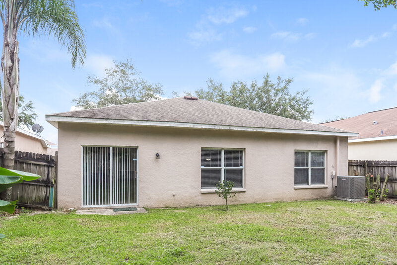 2,270/Mo, 817 Parsons Pointe St Seffner, FL 33584 Rear View
