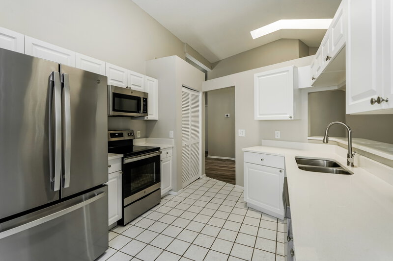 1,985/Mo, 8046 Hathaway Dr New Port Richey, FL 34654 Kitchen View 2