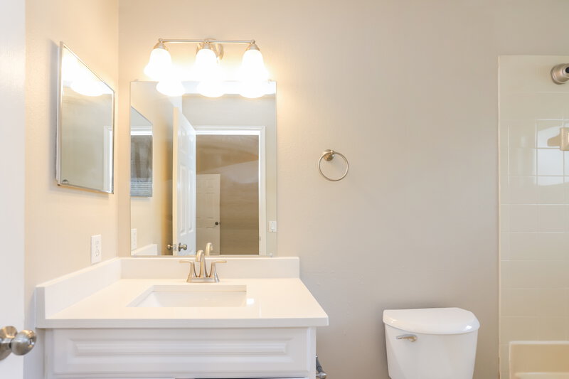 2,190/Mo, 1408 Windjammer Pl Valrico, FL 33594 Main Bathroom View