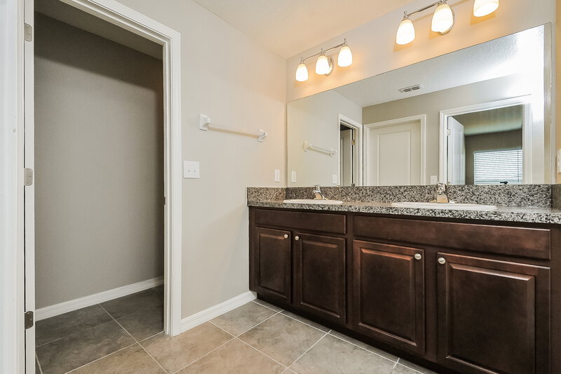 4,030/Mo, 6714 Trent Creek Dr Ruskin, FL 33573 Main Bathroom View