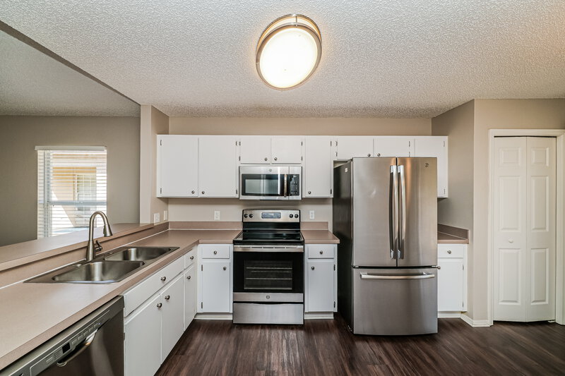 2,195/Mo, 8730 Morrison Oaks Ct Temple Terrace, FL 33637 Kitchen View