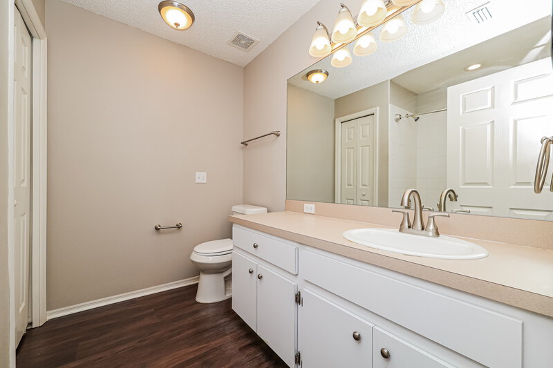 2,195/Mo, 8730 Morrison Oaks Ct Temple Terrace, FL 33637 Main Bathroom View