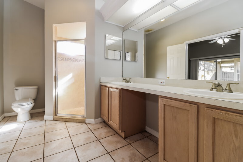 2,335/Mo, 4532 Preston Woods Dr Valrico, FL 33596 Main Bathroom View