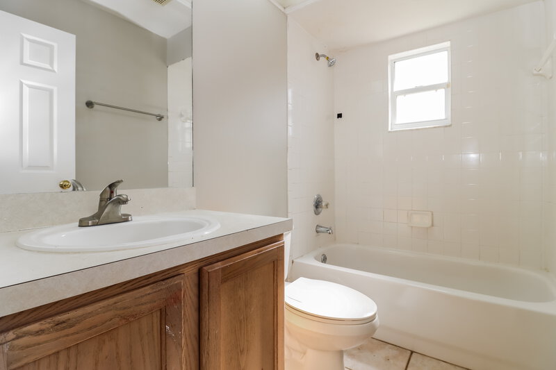 2,335/Mo, 4532 Preston Woods Dr Valrico, FL 33596 Bathroom View