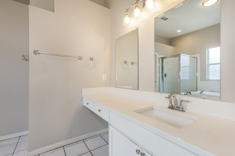 2,800/Mo, 2304 Golf Manor Blvd Valrico, FL 33596 Main Bathroom View