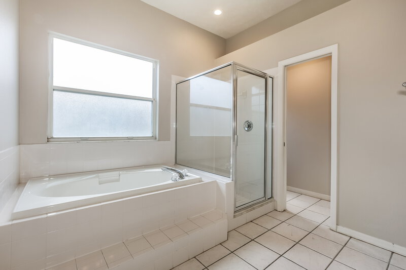2,800/Mo, 2304 Golf Manor Blvd Valrico, FL 33596 Main Bathroom View 2