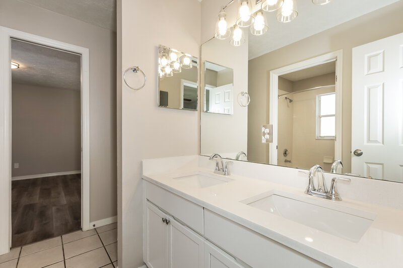 2,800/Mo, 2304 Golf Manor Blvd Valrico, FL 33596 Bathroom View