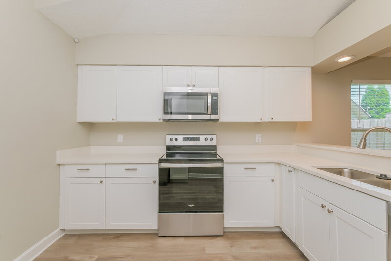 2,215/Mo, 10243 Allenwood Dr Riverview, FL 33569 Kitchen View