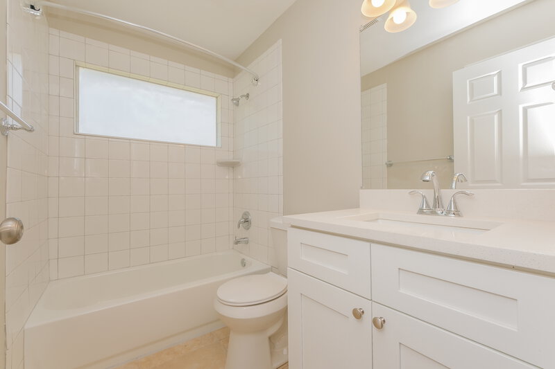 2,215/Mo, 10243 Allenwood Dr Riverview, FL 33569 Bathroom View