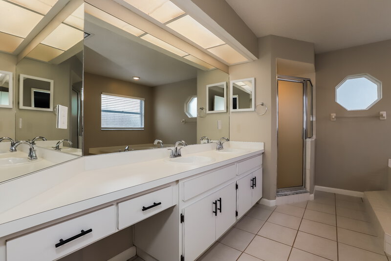 2,365/Mo, 1826 Citrus Orchard Way Valrico, FL 33594 Main Bathroom View