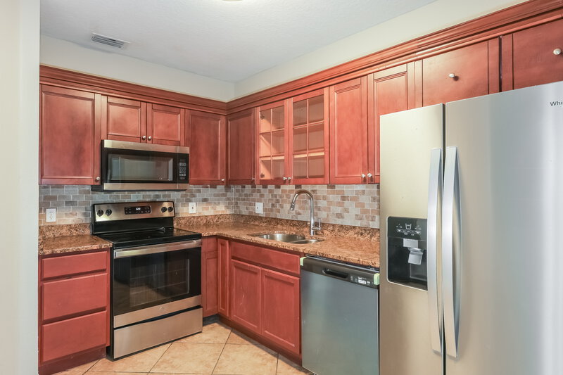 2,180/Mo, 914 Lake Shore Ranch Dr Seffner, FL 33584 Kitchen View