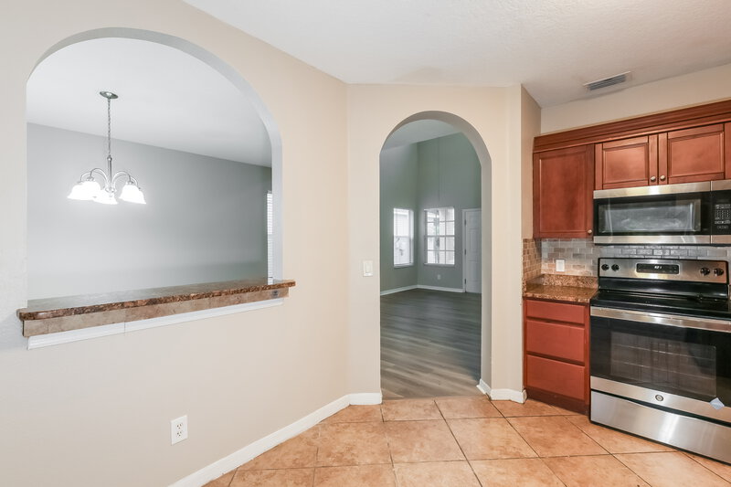 2,180/Mo, 914 Lake Shore Ranch Dr Seffner, FL 33584 Kitchen View 2