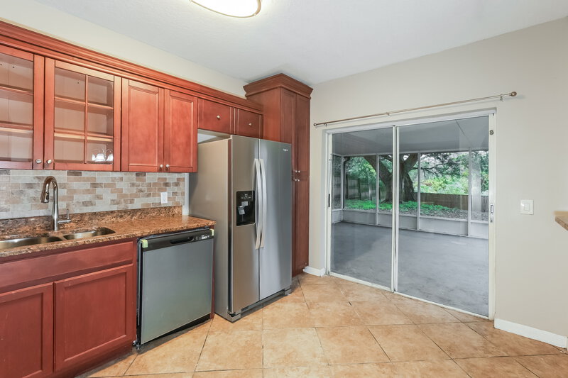2,180/Mo, 914 Lake Shore Ranch Dr Seffner, FL 33584 Kitchen View 3