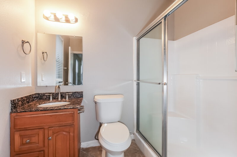 2,180/Mo, 914 Lake Shore Ranch Dr Seffner, FL 33584 Main Bathroom View
