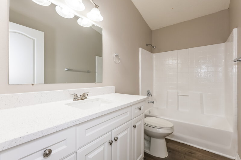 2,180/Mo, 914 Lake Shore Ranch Dr Seffner, FL 33584 Bathroom View