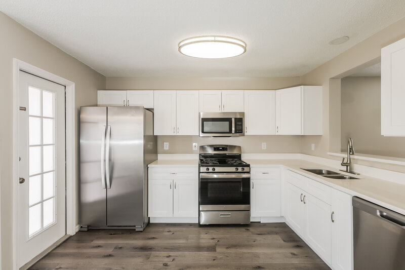 2,140/Mo, 6032 Pointe Pleasant Blvd Wesley Chapel, FL 33545 Kitchen View 2