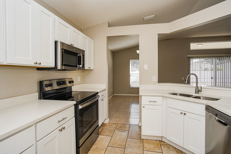 2,265/Mo, 12432 Tree Pointe Ct Riverview, FL 33578 Kitchen View 2