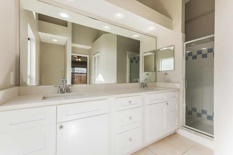 2,150/Mo, 1006 Bloom Hill Ave Valrico, FL 33596 Main Bathroom View