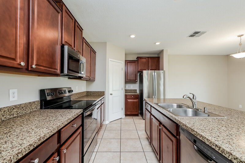2,320/Mo, 6507 Trent Creek Dr Sun City Center, FL 33573 Kitchen View 2