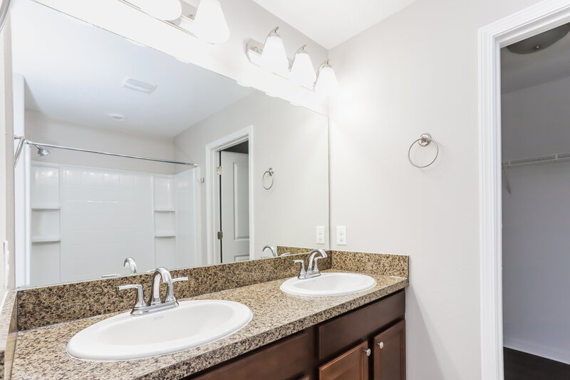 2,305/Mo, 6507 Trent Creek Dr Sun City Center, FL 33573 Main Bathroom View