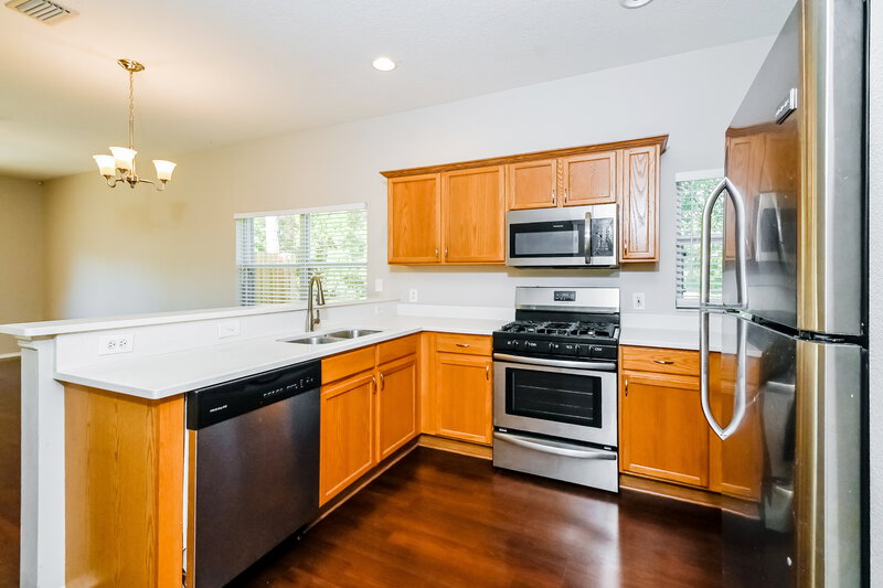 1,800/Mo, 7601 Devonbridge Garden Way Apollo Beach, FL 33572 Kitchen View