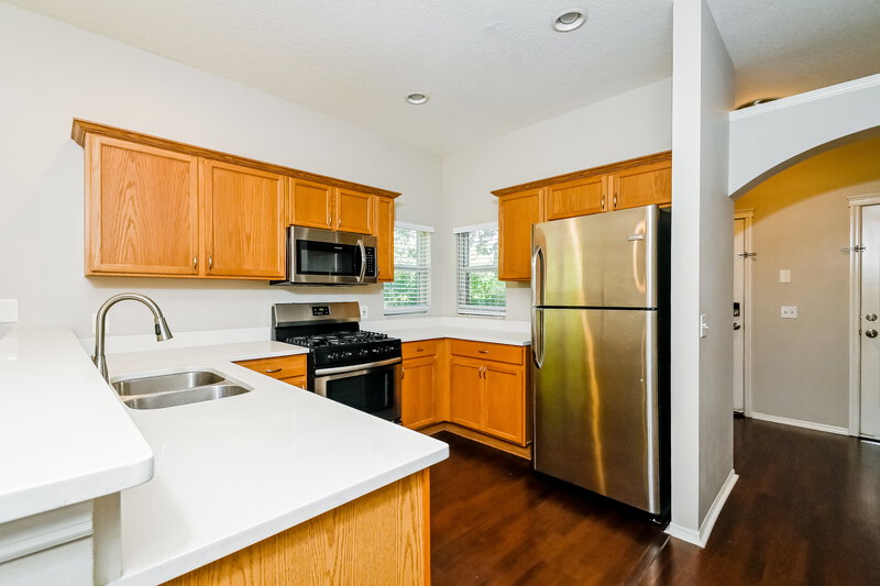 1,800/Mo, 7601 Devonbridge Garden Way Apollo Beach, FL 33572 Kitchen View 2