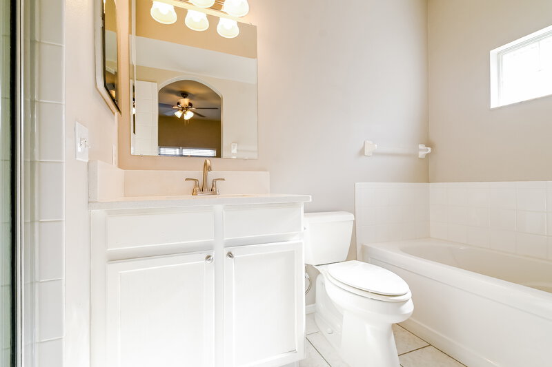 1,800/Mo, 7601 Devonbridge Garden Way Apollo Beach, FL 33572 Main Bathroom View