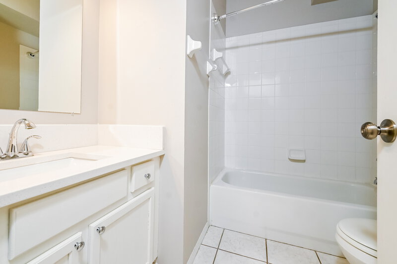 1,800/Mo, 7601 Devonbridge Garden Way Apollo Beach, FL 33572 Bathroom View