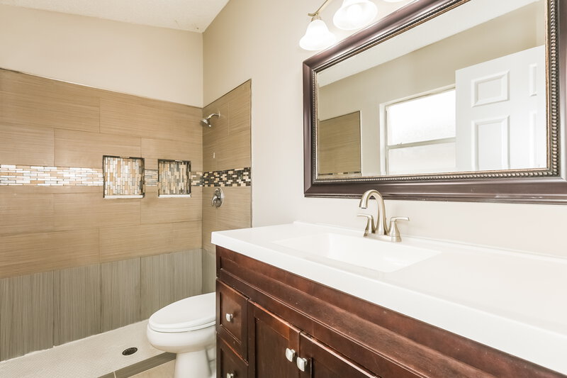 2,035/Mo, 2524 Gotham Way Valrico, FL 33596 Main Bathroom View