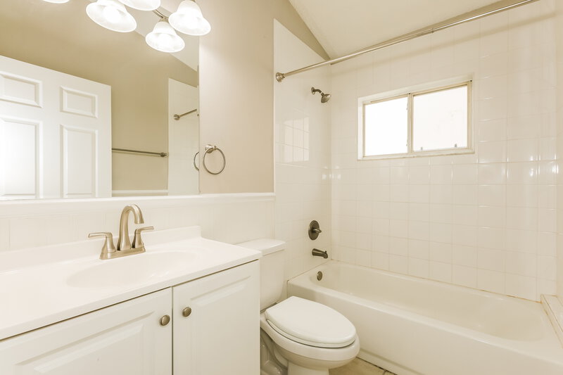 2,035/Mo, 2524 Gotham Way Valrico, FL 33596 Bathroom View