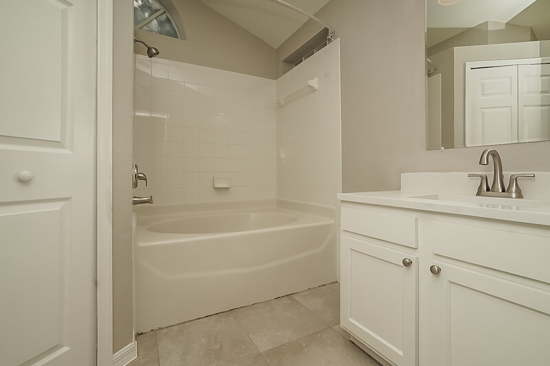 2,530/Mo, 14943 Deer Meadow Dr Lutz, FL 33559 Main Bathroom View