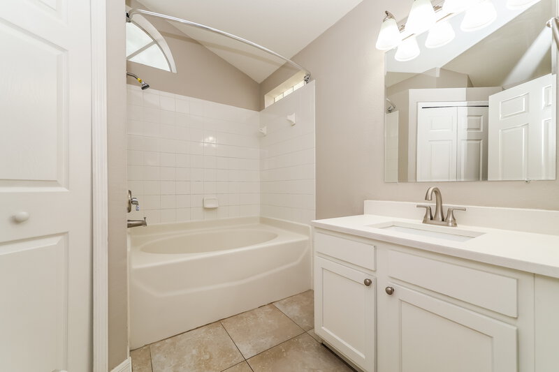 2,430/Mo, 14943 Deer Meadow Dr Lutz, FL 33559 Main Bathroom View