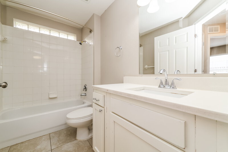 2,430/Mo, 14943 Deer Meadow Dr Lutz, FL 33559 Bathroom View