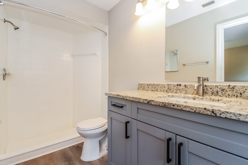 2,040/Mo, 10917 Freemont Dr New Port Richey, FL 34654 Main Bathroom View