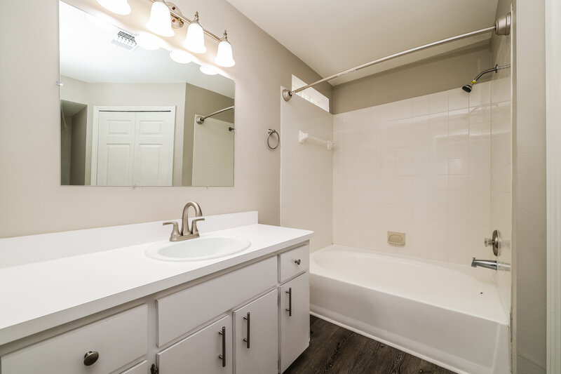 2,310/Mo, 1424 Dew Bloom Rd Valrico, FL 33594 Main Bathroom View