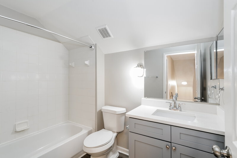 3,590/Mo, 1424 Dew Bloom Rd Valrico, FL 33594 Bathroom View