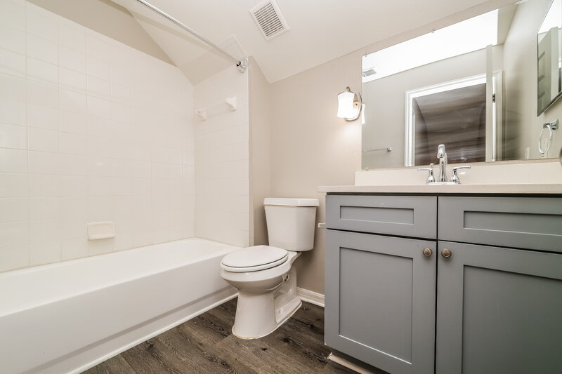 2,310/Mo, 1424 Dew Bloom Rd Valrico, FL 33594 Bathroom View