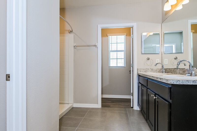 2,755/Mo, 12012 Gillingham Harbor Ln Gibsonton, FL 33534 Main Bathroom View