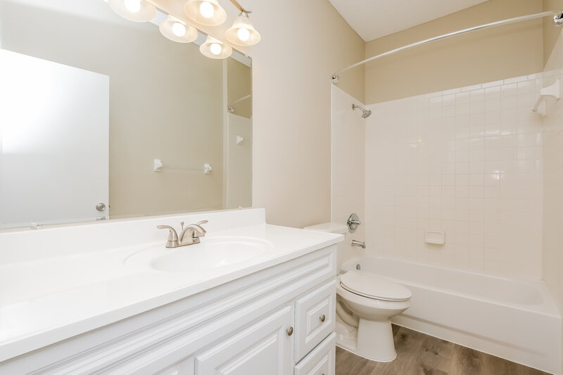 1,930/Mo, 5213 Watson Rd Riverview, FL 33578 Main Bathroom View